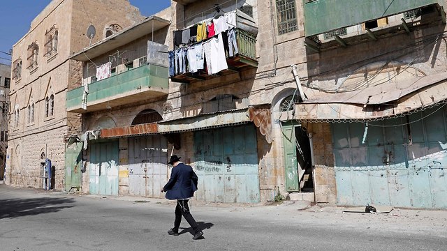A settler walks the streets of Hebron (file photo) (Photo: AFP)