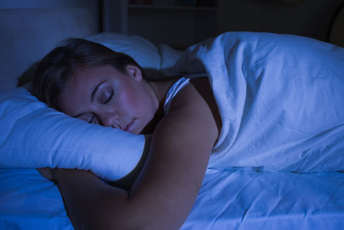 הקפידי על הגיינת שינה, והרחיקי את הסלולרי ממך (צילום: Shutterstock)