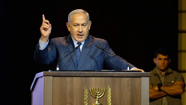 Netanyahu speaking to reporters Sunday (Photo: Yoav Dudkovitz)
