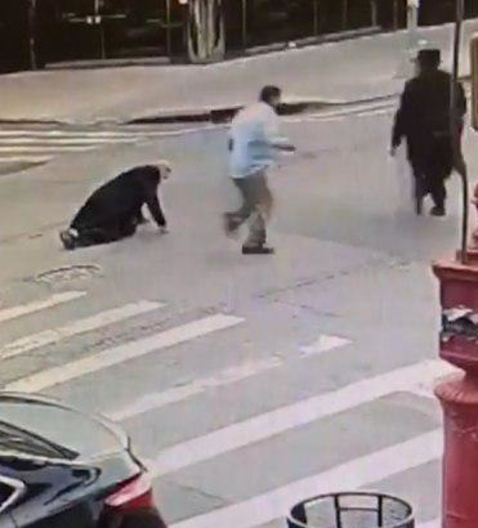 תיעוד אירוע אלימות אנטישמי בו יהודי חרדי הוכה באכזריות בברוקלין (צילום: ארגון השומרים)