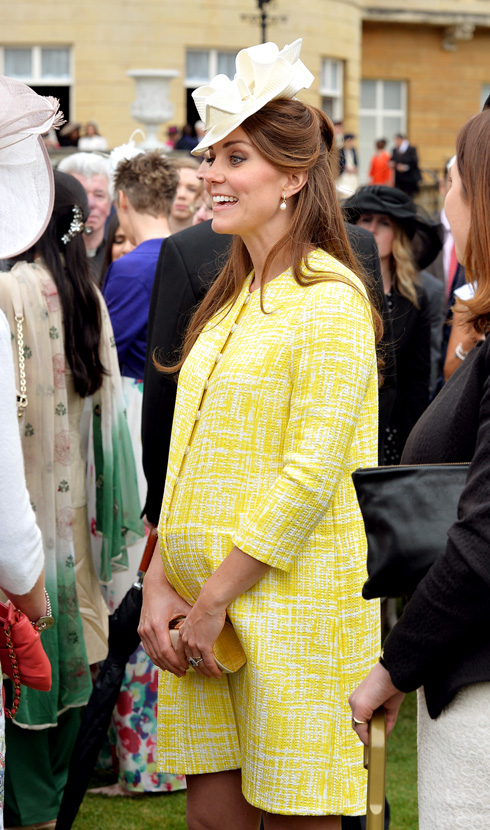 מראה אפרוחי, אם כי מרענן וחצוף, בחסות המעצבת קייט מרלה, שאותו לבשה מידלטון בהיריון עם הנסיך ג'ורג' (צילום: John Stillwell/GettyimagesIL)