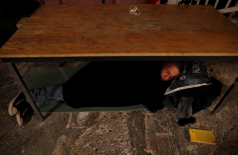 מקלט חסרי בית בודפשט הונגריה חוק נגד הומלס הומלסים ישנים ב ספסל ספסלים (צילום: רויטרס)