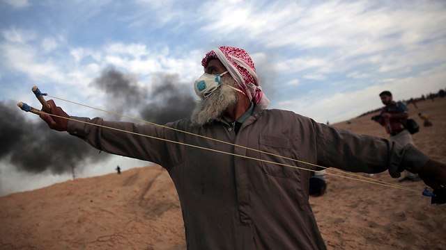 Gazans launching stones at IDF troops (Photo: AP)