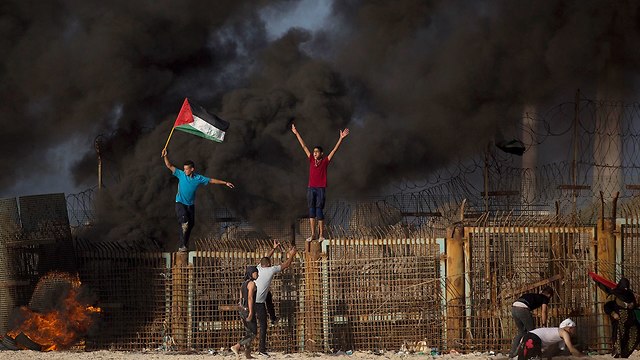 התפרעויות פלסטינים בגבול רצועת עזה (צילום: AP)