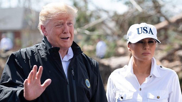 דונלד ומלניה טראמפ מבקרים באזור האסון לאחר הוריקן מייקל בפלורידה (צילום: AFP)