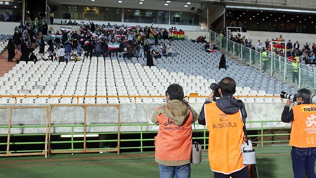 אוהדות כדורגל ב משחק של נבחרת איראן נגד בוליביה אצטדיון ב טהרן (צילום: EPA)