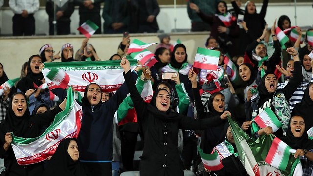 אוהדות כדורגל ב משחק של נבחרת איראן נגד בוליביה אצטדיון ב טהרן (צילום: EPA)