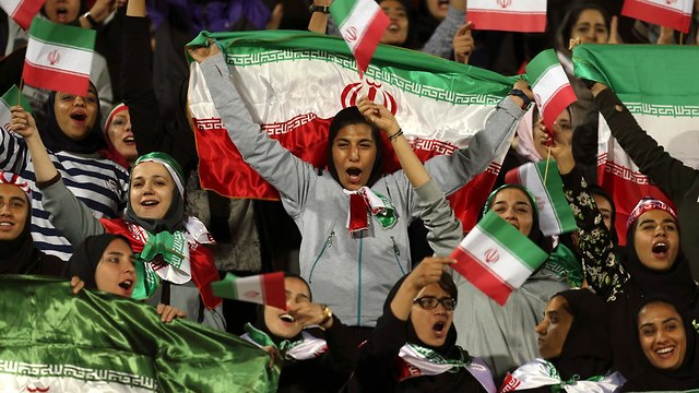 אוהדות כדורגל ב משחק של נבחרת איראן נגד בוליביה אצטדיון ב טהרן (צילום: AP)