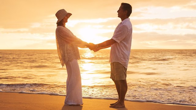 זוג אוהבים בחוף הים (צילום: Shutterstock)