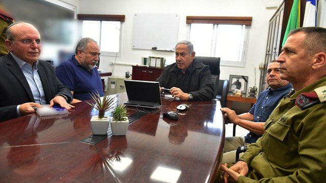 Prime Minister Netanyahu and Defense Minister Lieberman hold situation assessment at the Gaza Division (Photo: Hagai Dekel)