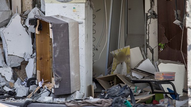 נזק לבית בבאר שבע שנפגע מרקטה שנורתה מרצועת עזה (צילום: רויטרס)