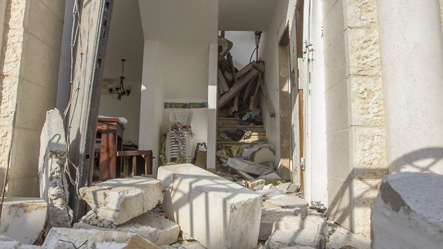 נזק לבית בבאר שבע שנפגע מרקטה שנורתה מרצועת עזה (צילום: עידו ארז)