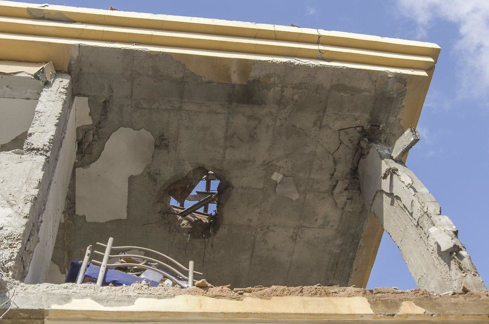נזק לבית בבאר שבע שנפגע מרקטה שנורתה מרצועת עזה (צילום: עידו ארז)