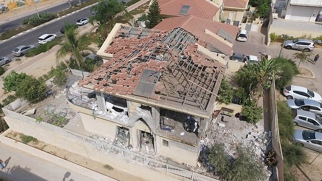 נזק לבית בבאר שבע שנפגע מרקטה שנורתה מרצועת עזה (צילום: משה מזרחי)