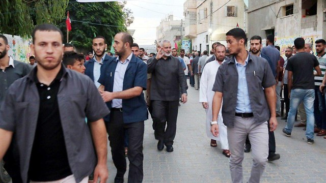 אנשי הנהגת חמאס מסתובבים ברחובות עזה  ()