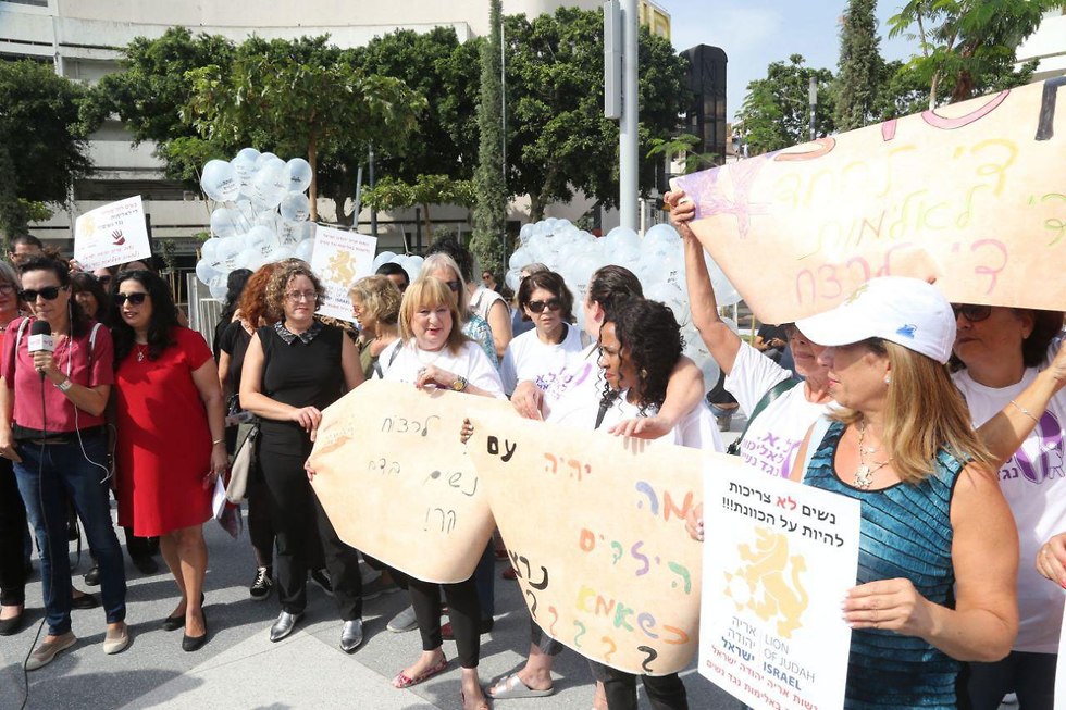 הפגנה נגד אלימות נגד נשים בתל אביב (צילום: מוטי קמחי)