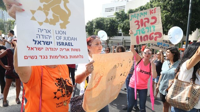 הפגנה נגד אלימות נגד נשים בתל אביב יעל אבקסיס (צילום: מוטי קמחי)
