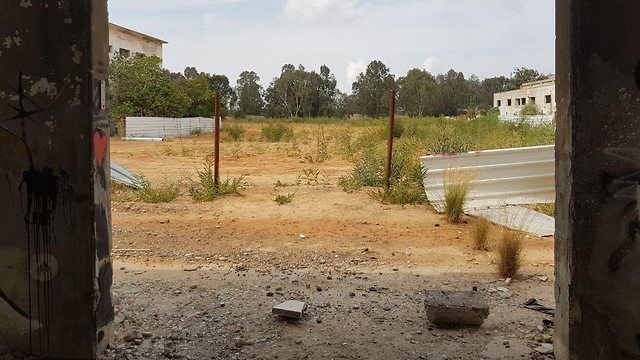 מחנה בית דגן הנטוש בשל זיהום קרקע ( צילום: אסף קמר)