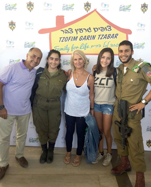 מימין: אריאל, שרון, ציפורה, שרה ואודי. "חינכנו את הילדים שיש להם חובה כלפי ישראל" (צילום: אלבום פרטי)