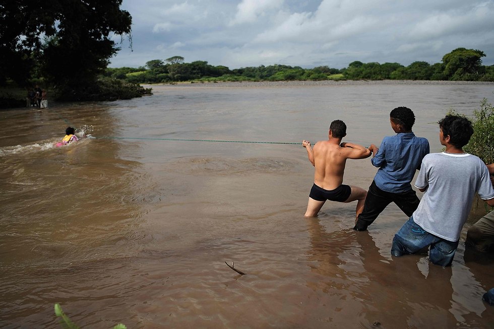 מהגרים מ הונדורס חוצים נהר מסתננים לאל סלבדור בדרך ל ארה