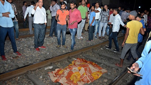 תאונת רכבת דריסת אזרחים הודו (צילום: AP)