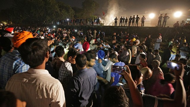 תאונת רכבת דריסת אזרחים הודו (צילום: EPA)
