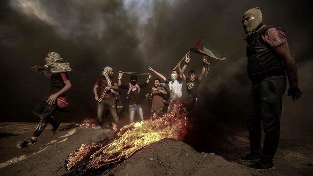  מפגינים פלסטינים בעזה (צילום:   DPA/ABACA  )