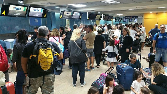 נוסעים בשדה התעופה באילת (צילום: מאיר אוחיון)