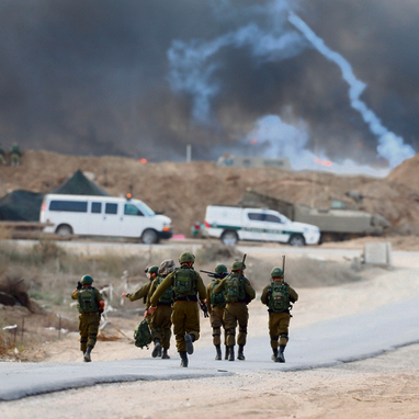 הגז המדמיע התערבב בעשן הצמיגים הבוערים. חיילי צה"ל בגבול הרצועה | צילום: גדי קבלו