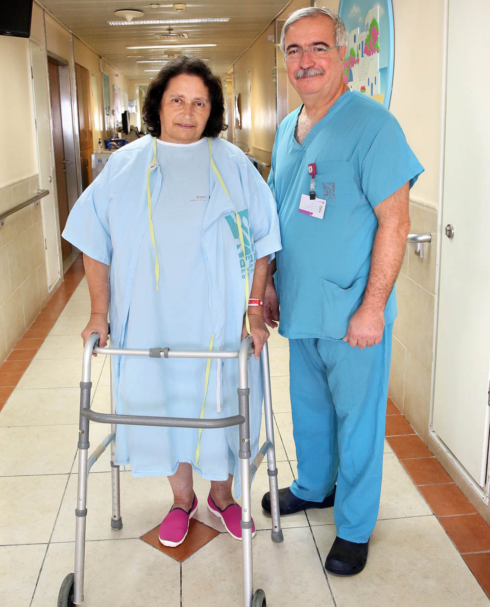 Доктор Даниэль Левин и его пациентка Изольда Шустер. Фото: Петр Флитер (пресс-служба "Рамбам")