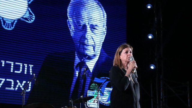 דליה רבין באסיפת תנועות הנוער כיכר רבין בתל אביב לזכר של יצחק רבין (צילום: מוטי קמחי )