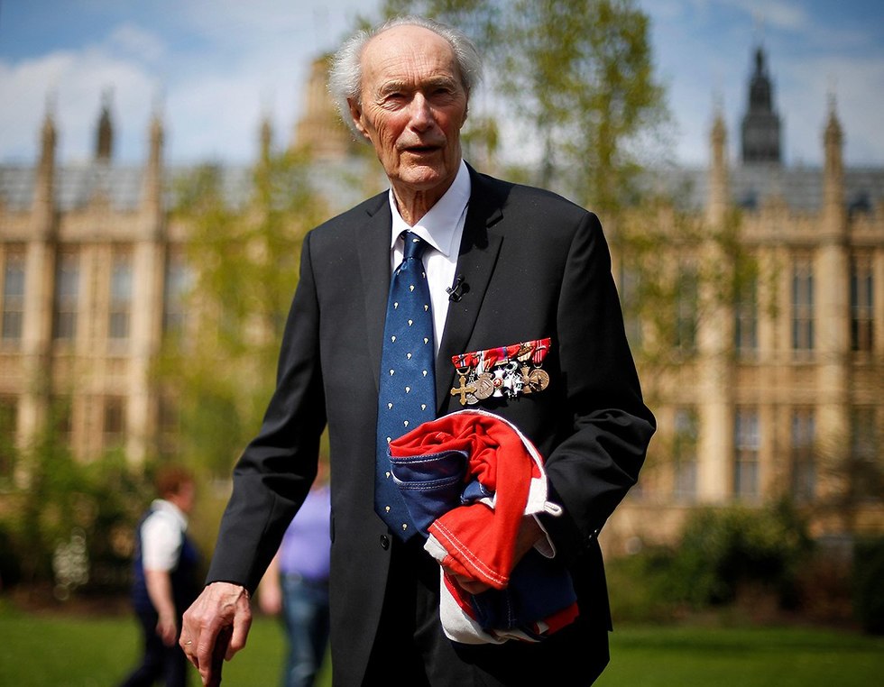 WW2 Norwegian resistance fighter Joachim Roenneberg holds up a Union flag (Photo: Reuters)