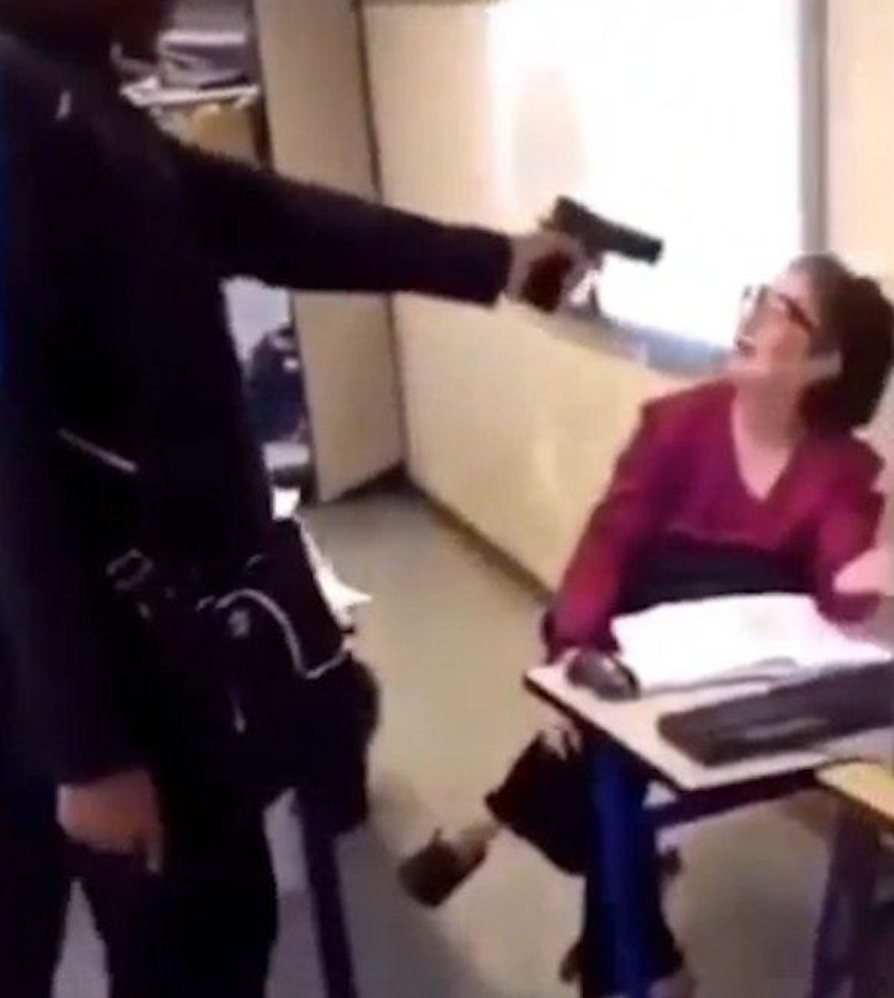 Французский школьник требует от учительницы записи "Присутствовал на уроке"