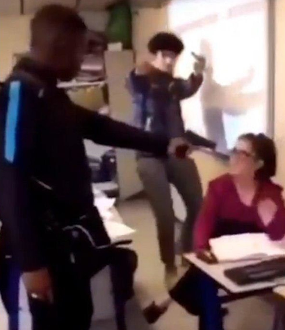 תלמיד צרפתי מאיים עם אקדח צעצוע על מורה ()