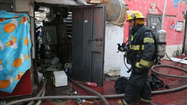 שריפה תל אביב אישה נפצעה אנושות אזור שוק הכרמל כרם התימנים (צילום: מוטי קמחי )