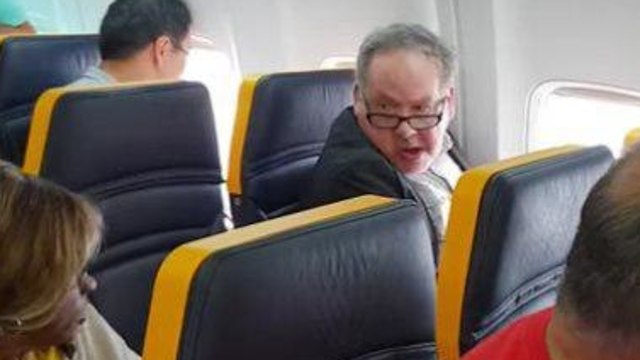 Пассажир-расист на рейсе Ryanair. Фото: youtube / David Lawrence