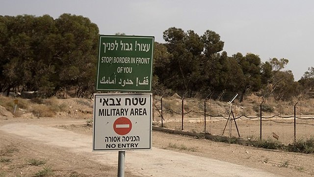 שלט בגבול ירדן ישראל ליד נהריים (צילום: EPA)