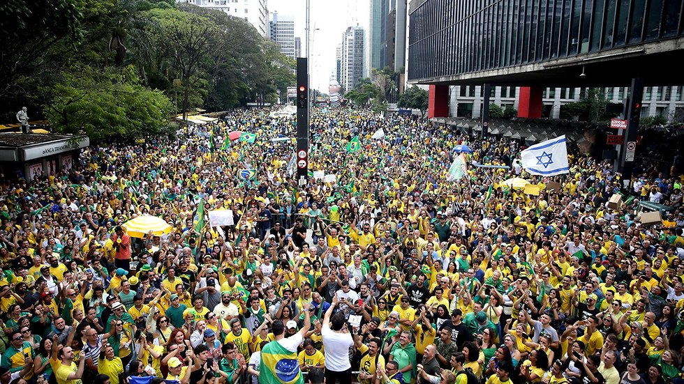 הפגנת תמיכה במועמד הימין הקיצוני ב ברזיל (צילום: EPA)