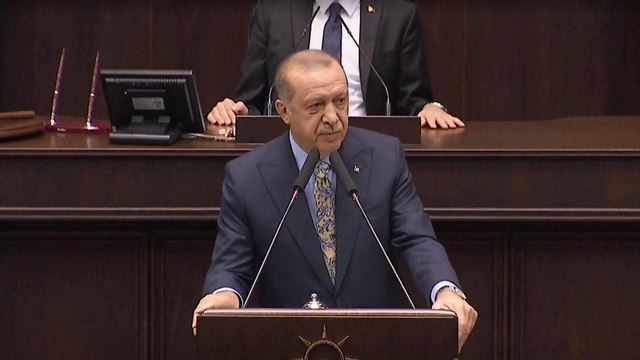 נשיא טורקיה רג'פ טאיפ ארדואן נואם ב פרלמנט על מותו של העיתונאי ג'מאל חשוקג'י סעודיה (צילום: רויטרס)