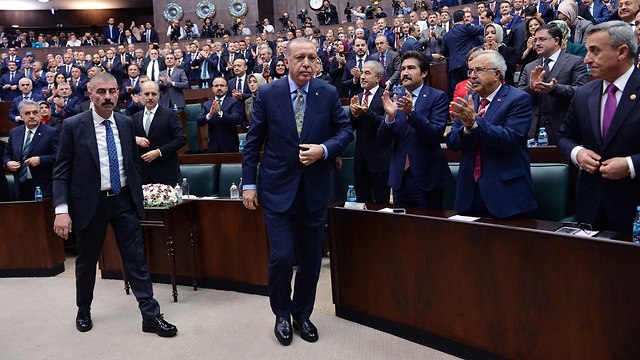 נשיא טורקיה רג'פ טאיפ ארדואן נואם ב פרלמנט על מותו של העיתונאי ג'מאל חשוקג'י סעודיה (צילום: EPA)