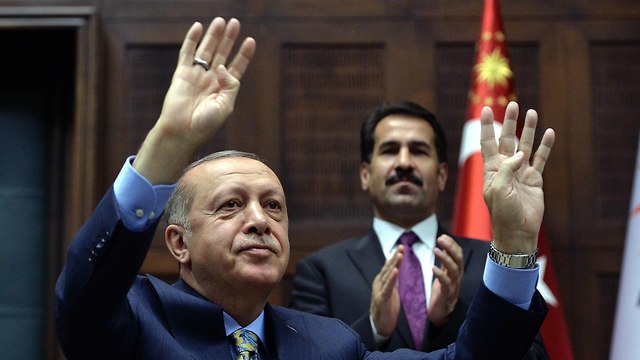 נשיא טורקיה רג'פ טאיפ ארדואן נואם ב פרלמנט על מותו של העיתונאי ג'מאל חשוקג'י סעודיה (צילום: EPA)