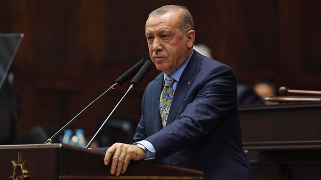 נשיא טורקיה רג'פ טאיפ ארדואן נואם ב פרלמנט על מותו של העיתונאי ג'מאל חשוקג'י סעודיה (צילום: AP)