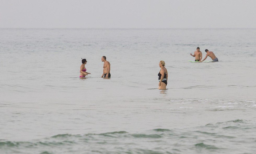 אובך בחוף סירונית בנתניה (צילום: עידו ארז)