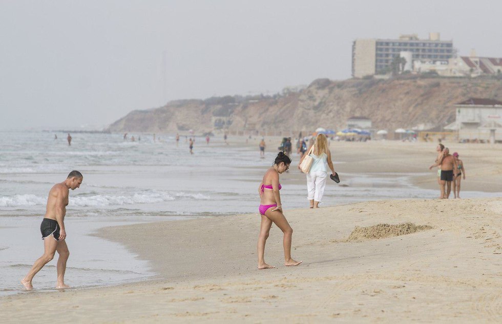 אובך בחוף סירונית בנתניה (צילום: עידו ארז)