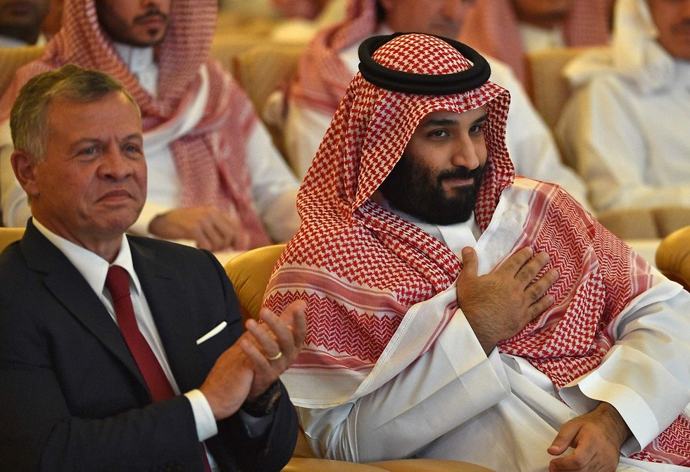 יורש העצר של סעודיה מוחמד בן סלמאן עם עבדאללה מלך ירדן ב ועידה להשקעות בינלאומיות ריאד (צילום: AFP)