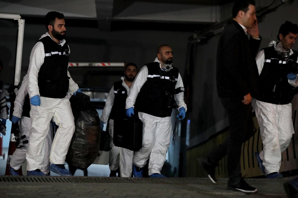 חוקרים עוזבים חניון בו סרקו את מכונית הקונסוליה הסעודית בטורקיה, בה נמצאו חפציו של העיתונאי ג'מאל חשוקג'י (צילום: EPA)