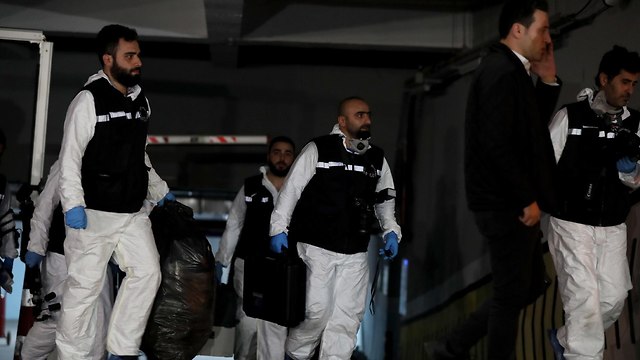 חוקרים עוזבים חניון בו סרקו את מכונית הקונסוליה הסעודית בטורקיה, בה נמצאו חפציו של העיתונאי ג'מאל חשוקג'י (צילום: EPA)