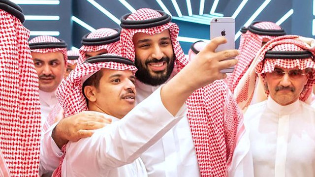מוחמד בן סלמאן יורש העצר הסעודי בסלפי עם אחד מתומכיו ולידו מיליארד סעודי הנסיך אל וליד בן טלאל בנדר אל ג'לוד (צילום: AFP)