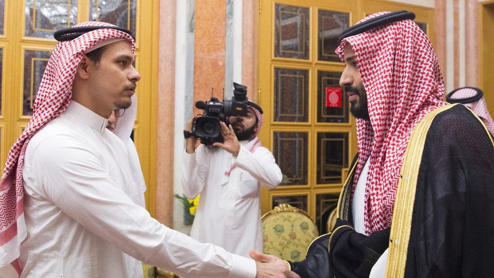 מלך סעודיה, יורש העצר בן סלמאן, ובנו של ג'מאל חשוקג'י (צילום: EPA)