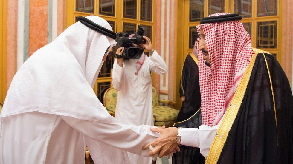 מלך סעודיה, יורש העצר בן סלמאן, ובנו של ג'מאל חשוקג'י (צילום: רויטרס)